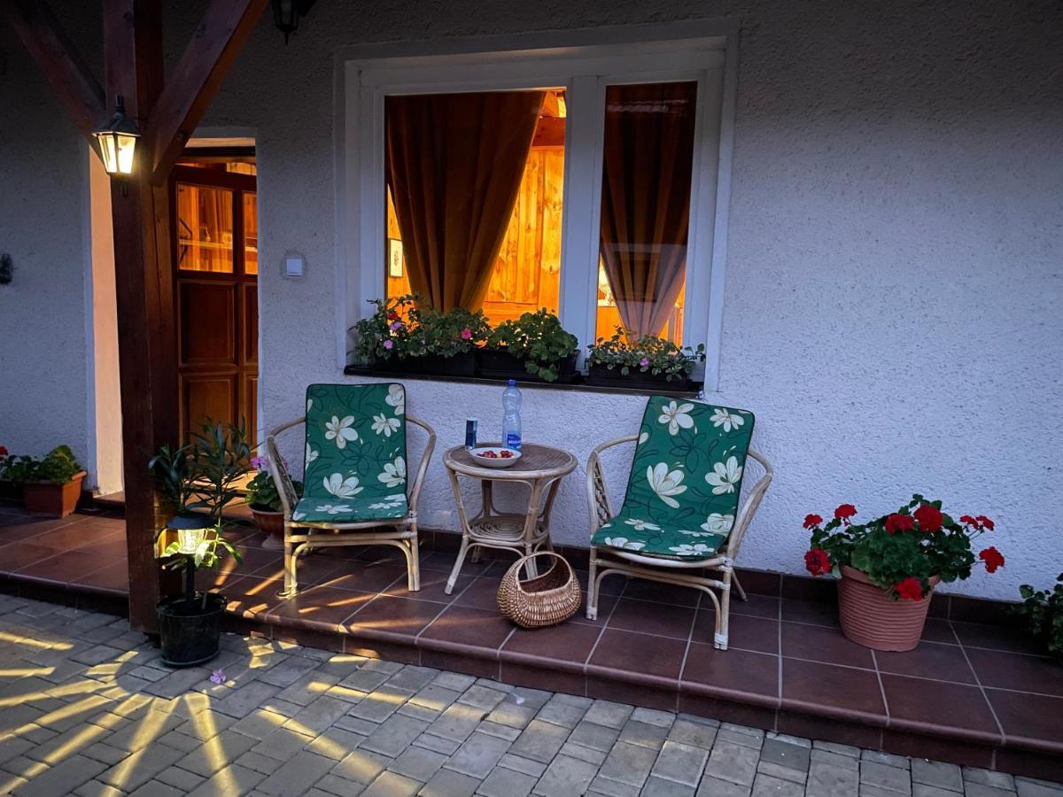Cosy Apartment In Family Compound Turany Екстер'єр фото